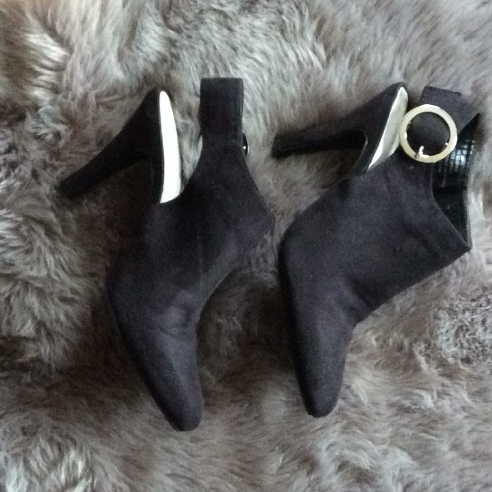 Heeled Pomp Shoes size 8